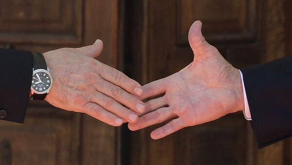 Президент РФ Владимир Путин и президент США Джо Байден пожимают руки во время встречи в Женеве на вилле Ла Гранж - 俄罗斯卫星通讯社