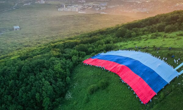 俄羅斯國慶日當天，馬舒克山上展開一面長72米的巨幅俄羅斯國旗 - 俄羅斯衛星通訊社