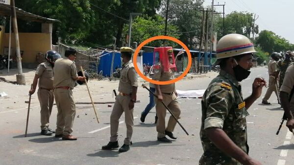 Photos of Indian Cops Using Plastic Stools as Helmets During Uttar Pradesh Riots Spark Probe - 俄罗斯卫星通讯社