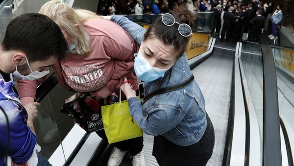 Люди в очереди на вакцинацию и на получение бесплатных купонов в Белграде  - 俄罗斯卫星通讯社