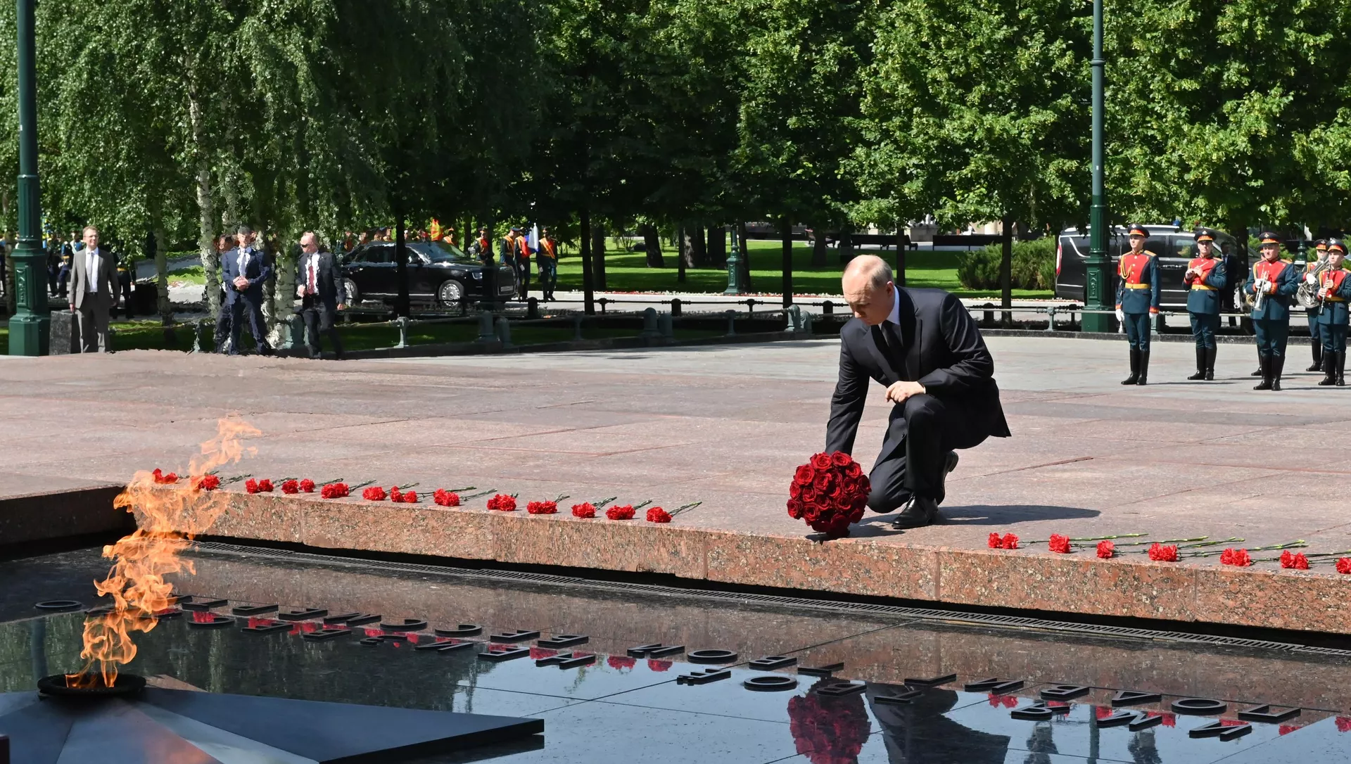Президент РФ В. Путин принял участие в церемонии возложения венков к Могиле Неизвестного Солдата