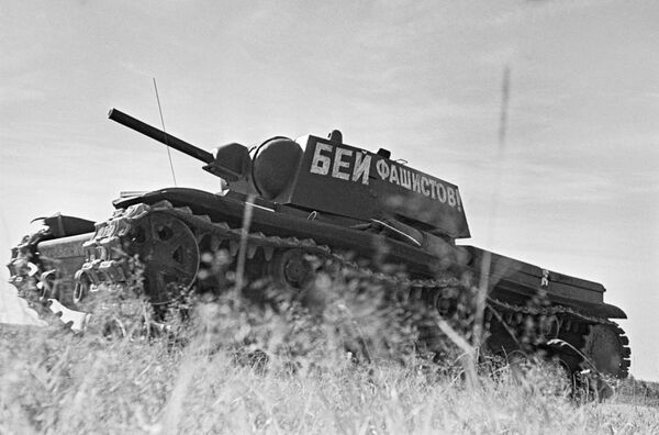 1941年6月，莫斯科。斯大林机械化摩托化军事学院的坦克团。图为行进中的坦克车队。 - 俄罗斯卫星通讯社
