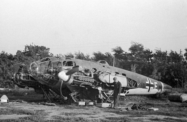 一架首批在敖德萨附近被击落的德国飞机。 - 俄罗斯卫星通讯社
