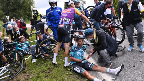 Фанатка с плакатом стала причиной массового завала гонщиков на Тур де Франс - 俄羅斯衛星通訊社