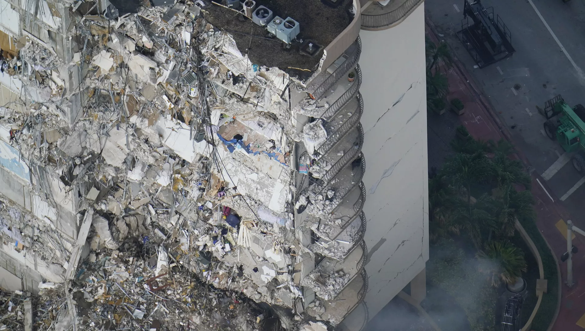 Спасатели на месте обрушения здания в Майами  - 俄罗斯卫星通讯社, 1920, 27.07.2021