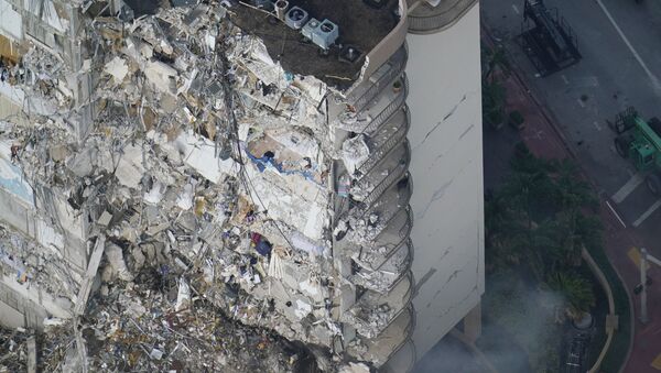 Спасатели на месте обрушения здания в Майами  - 俄罗斯卫星通讯社