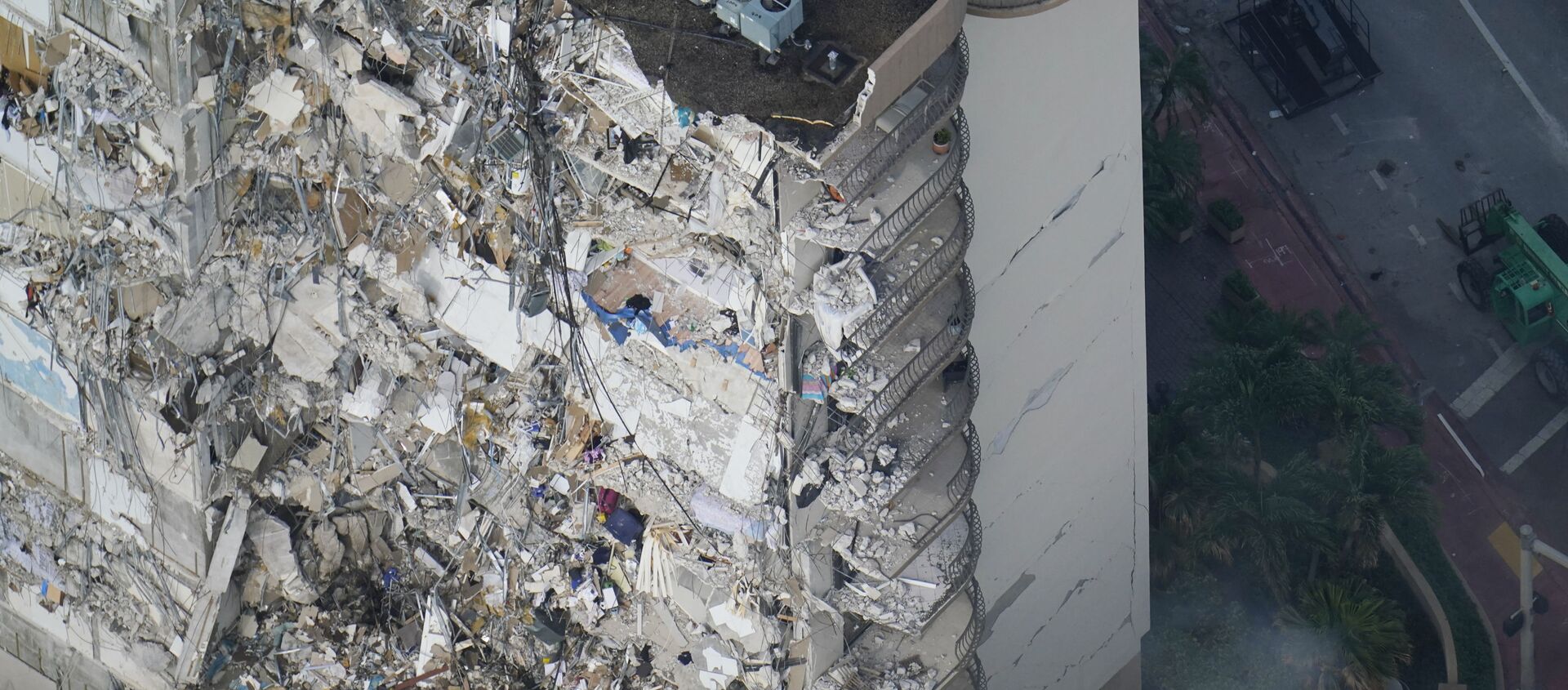 Спасатели на месте обрушения здания в Майами  - 俄羅斯衛星通訊社, 1920, 29.06.2021
