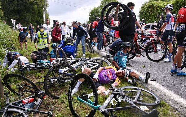 警方正在尋找製造環法自行車賽交通事故的粉絲 - 俄羅斯衛星通訊社