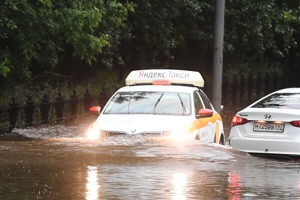 汽车在被淹没的街道上“漂动” - 俄罗斯卫星通讯社