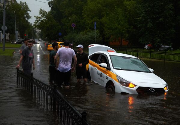 公路因降雨而封道 - 俄羅斯衛星通訊社