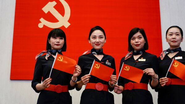 Стюардессы с флажками Китая на выставке в Шанхае  - 俄羅斯衛星通訊社