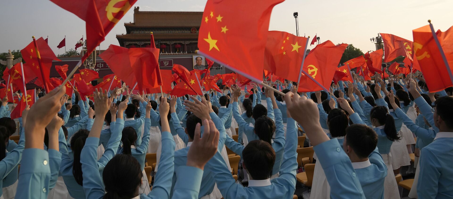 Участники праздновании 100-летия Коммунистической партии Китая с флагами в Пекине - 俄羅斯衛星通訊社, 1920, 07.07.2021