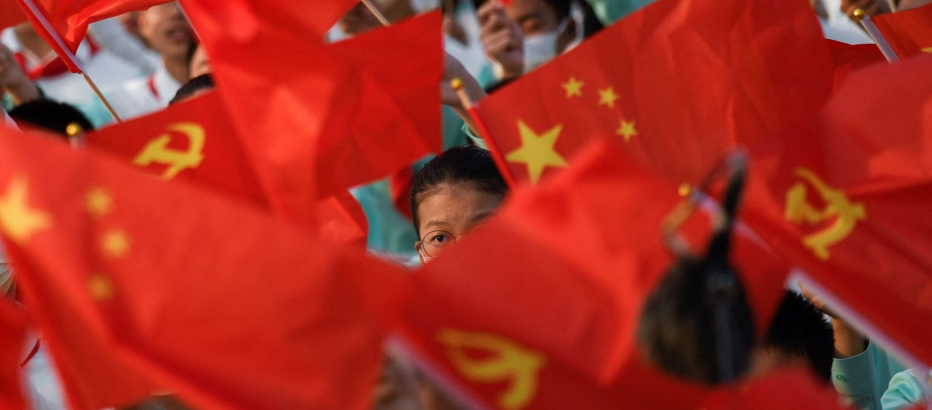 Студенты с флагами на праздновании 100-летия Коммунистической партии Китая в Пекине - 俄羅斯衛星通訊社, 1920, 03.07.2021