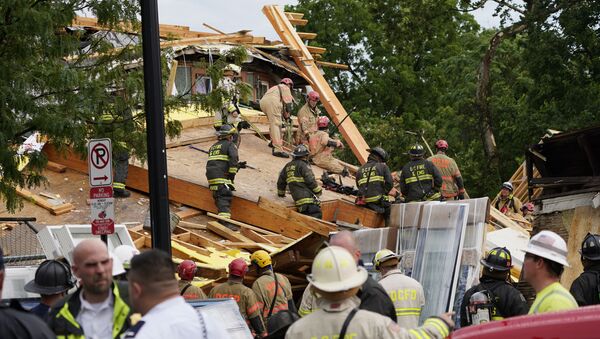 救援人员从华盛顿坍塌大楼废墟下救出一名工人 - 俄罗斯卫星通讯社