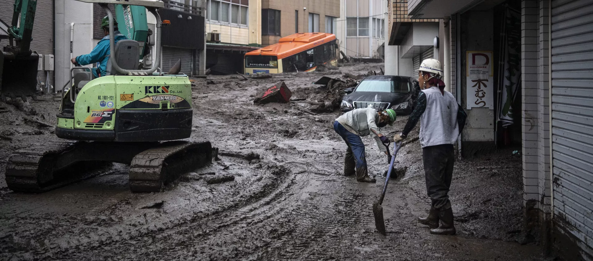 Спасатели на месте мощного оползня в японском городе Атами - 俄羅斯衛星通訊社, 1920, 06.07.2021