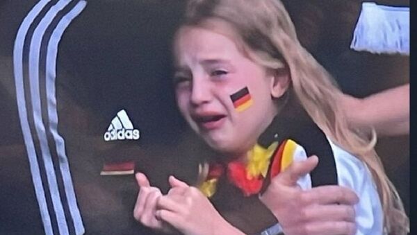 Британский болельщик организовал сбор денег для девочки, которую высмеяли за слезы после поражения Германии   - 俄罗斯卫星通讯社