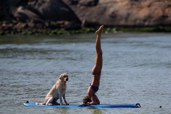 一女子在桨板上做瑜伽，巴西里约热内卢  - 俄罗斯卫星通讯社