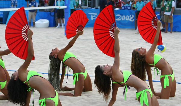 啦啦隊在沙灘排球預選賽上表演，北京  - 俄羅斯衛星通訊社