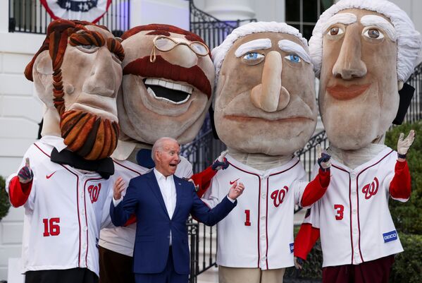 美国独立日庆祝期间，美国总统拜登与“华盛顿国民”棒球俱乐部的吉祥物在白宫。 - 俄罗斯卫星通讯社