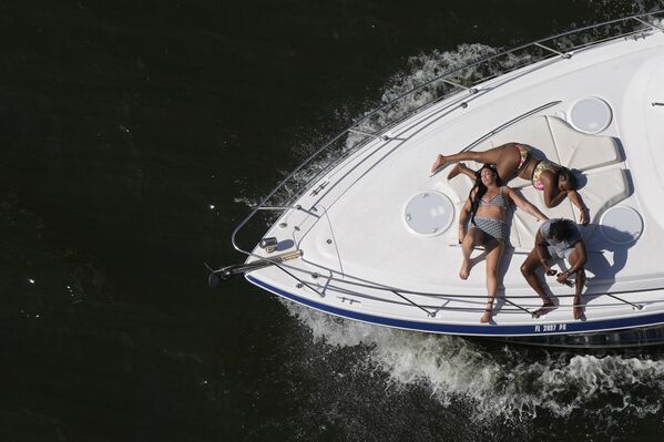 独立日庆祝活动期间，迈阿密乘船游玩的游客。 - 俄罗斯卫星通讯社