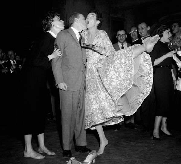 舊日之吻 - 俄羅斯衛星通訊社