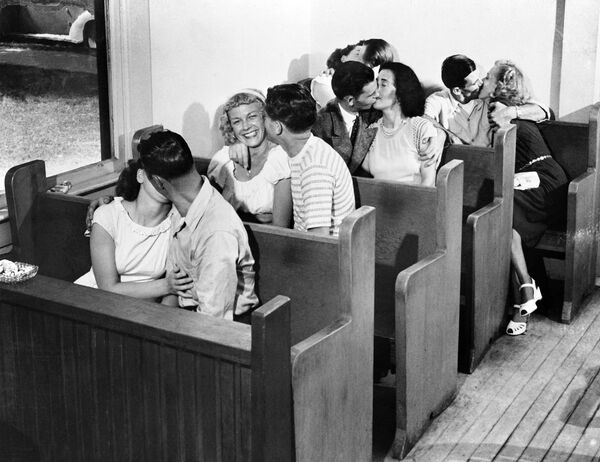 舊日之吻 - 俄羅斯衛星通訊社