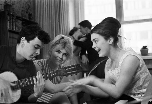 舊日之吻 - 俄羅斯衛星通訊社