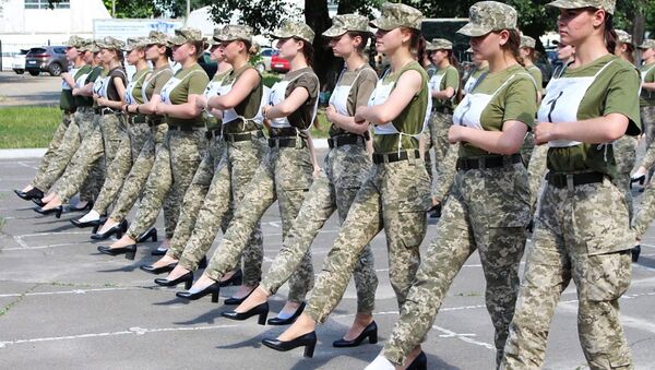 Ukrainian female soldiers wearing heels while taking part in the the military parade rehearsal in Kiev - 俄羅斯衛星通訊社