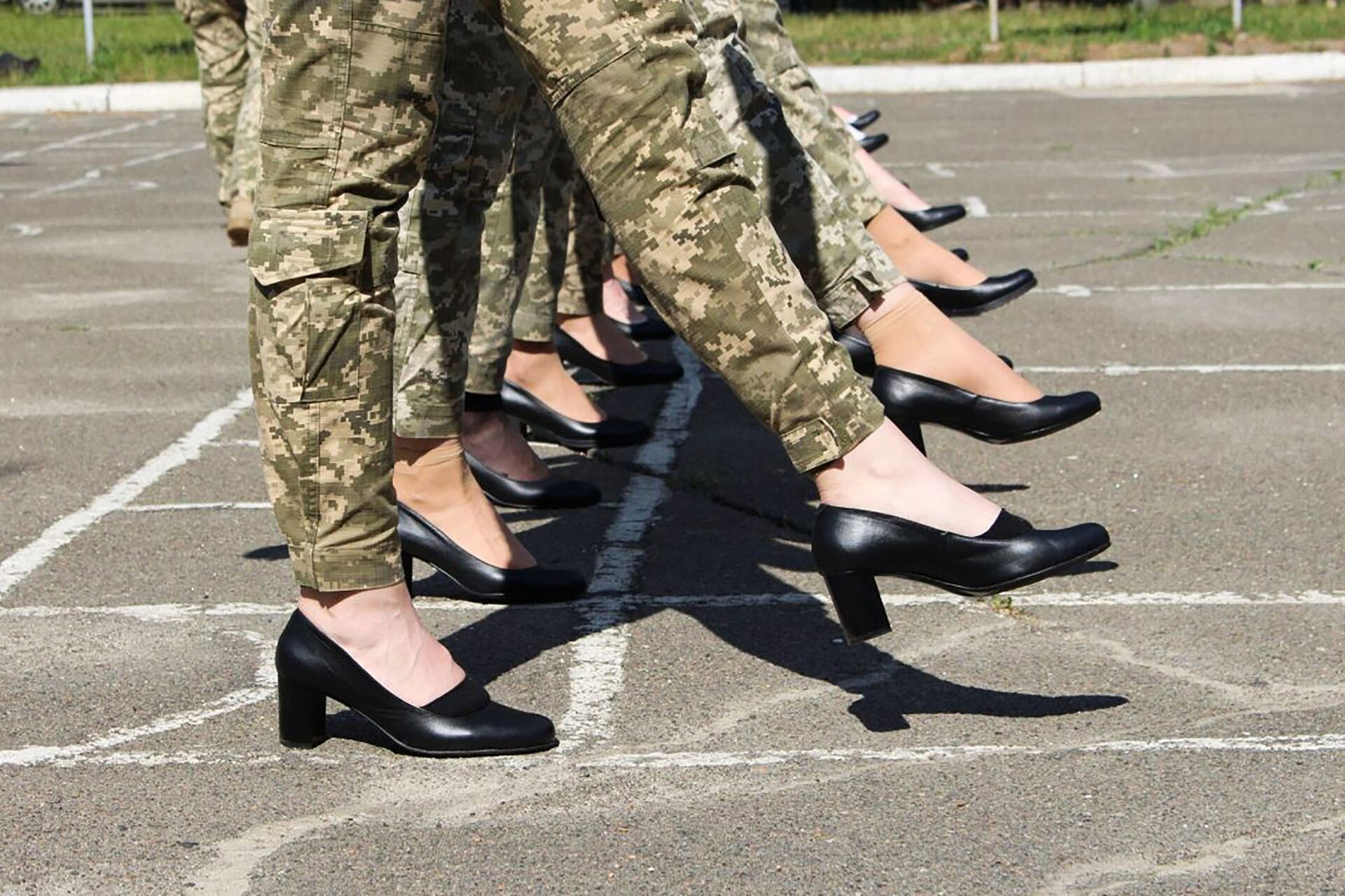 乌克兰爆丑闻：女兵被迫穿高跟鞋阅兵 - 俄罗斯卫星通讯社, 1920, 06.07.2021