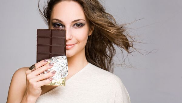 Девушка с плиткой шоколада - 俄羅斯衛星通訊社