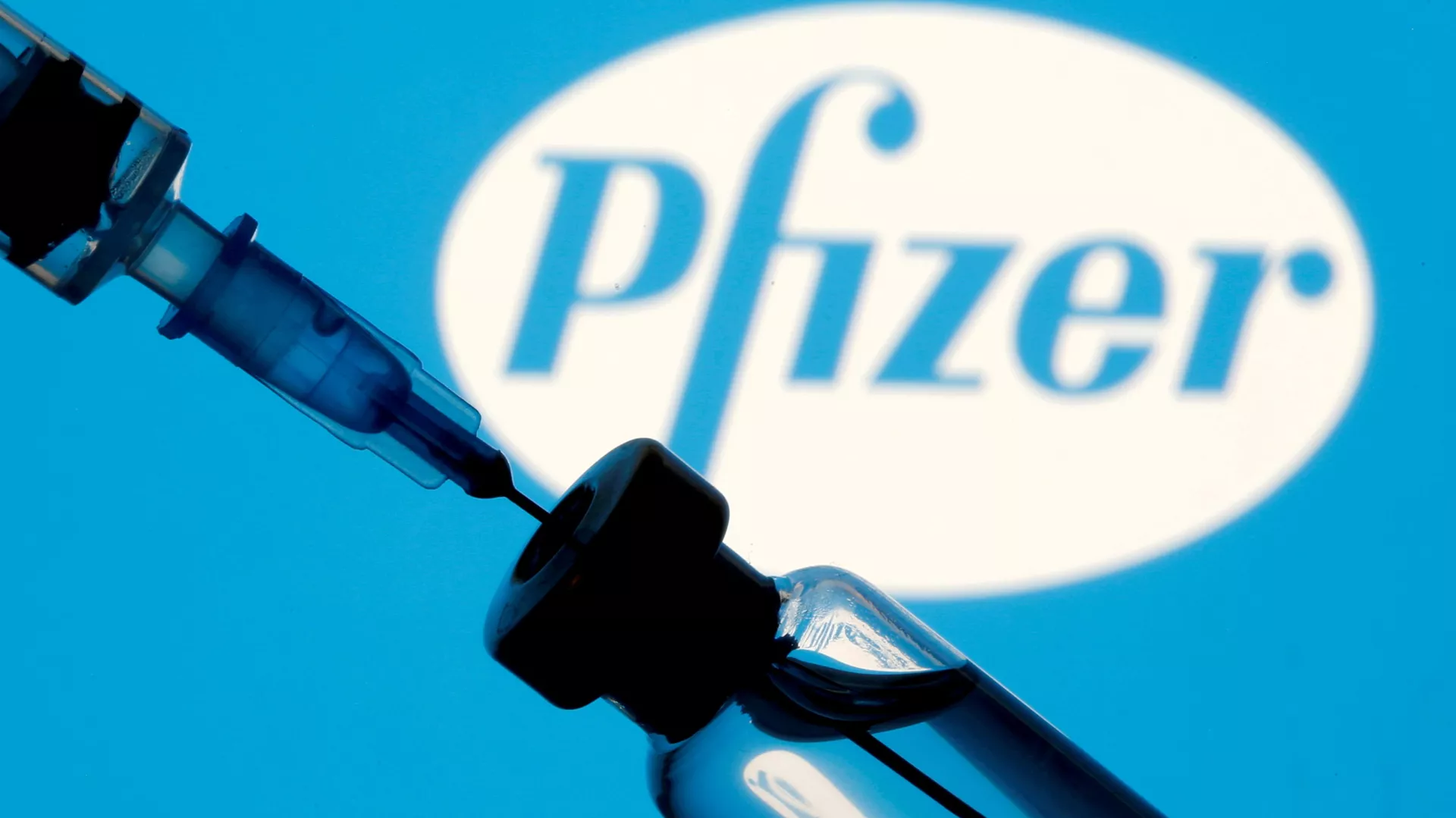 Шприц с ампулой на фоне логотипа Pfizer - 俄羅斯衛星通訊社, 1920, 03.11.2021