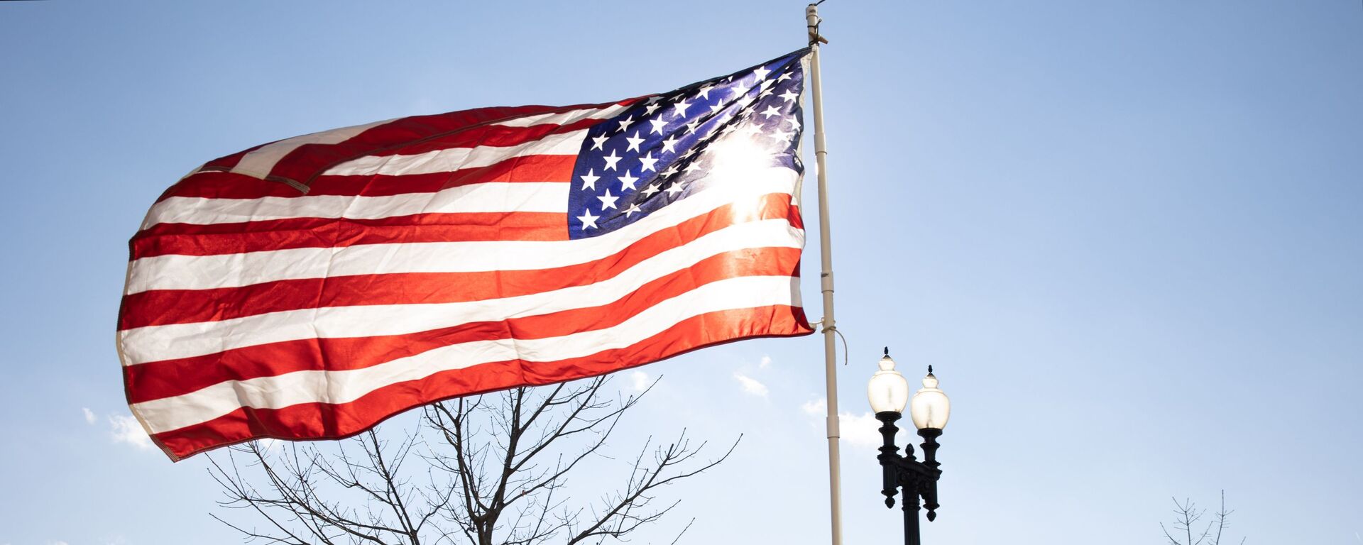 Американский флаг у здания Капитолия США во время инаугурации избранного президента Джо Байдена - 俄罗斯卫星通讯社, 1920, 17.03.2022