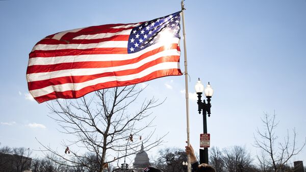 Американский флаг у здания Капитолия США во время инаугурации избранного президента Джо Байдена美国国旗 - 俄罗斯卫星通讯社