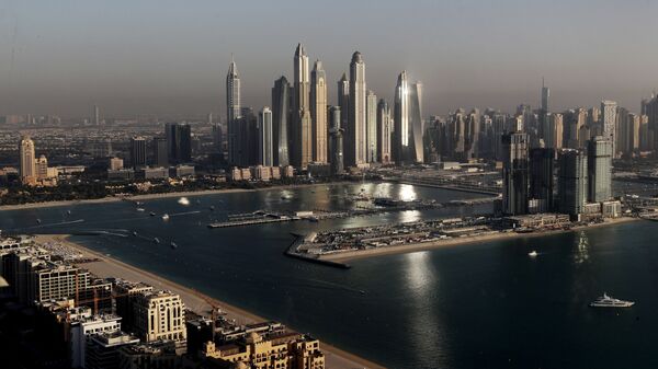 Роскошные башни возвышаются над горизонтом в районе Марина в центре, а новый комплекс Dubai Harbour виден со смотровой площадки The View at The Palm Jumeirah в Дубае - 俄罗斯卫星通讯社