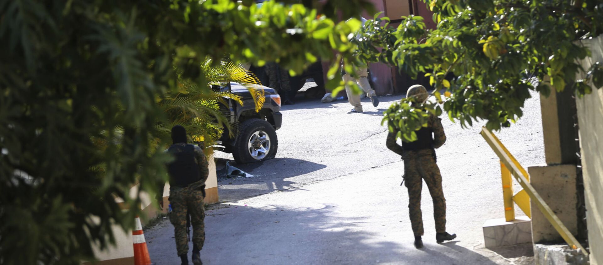 Soldiers stand guard at the entrance to the house of late Haitian President Jovenel Moise in Port-au-Prince, Haiti, Wednesday, July 7, 2021. Moïse was assassinated in an attack on his private residence early Wednesday, and first lady Martine Moïse was shot in the overnight attack and hospitalized, according to a statement from the country’s interim prime minister. (AP Photo/Joseph Odelyn) - 俄羅斯衛星通訊社, 1920, 19.10.2021