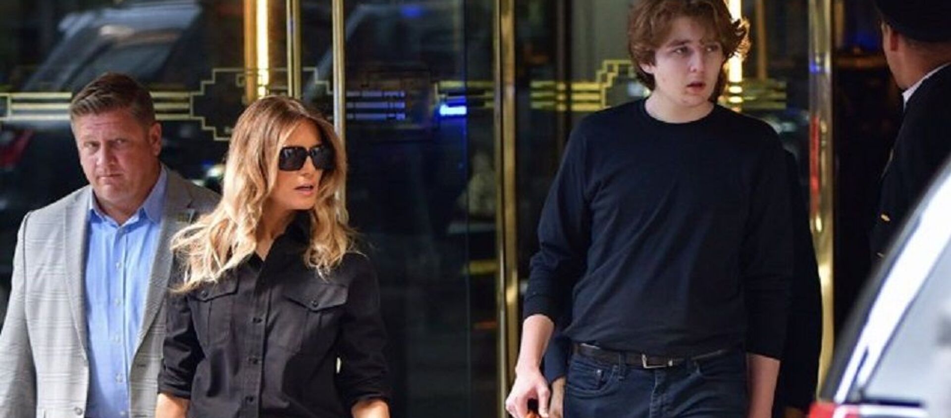 Сын Трампа уже смотрит на маму-модель сверху вниз Сын Трампа уже смотрит на маму-модель сверху вниз - 俄羅斯衛星通訊社, 1920, 10.07.2021