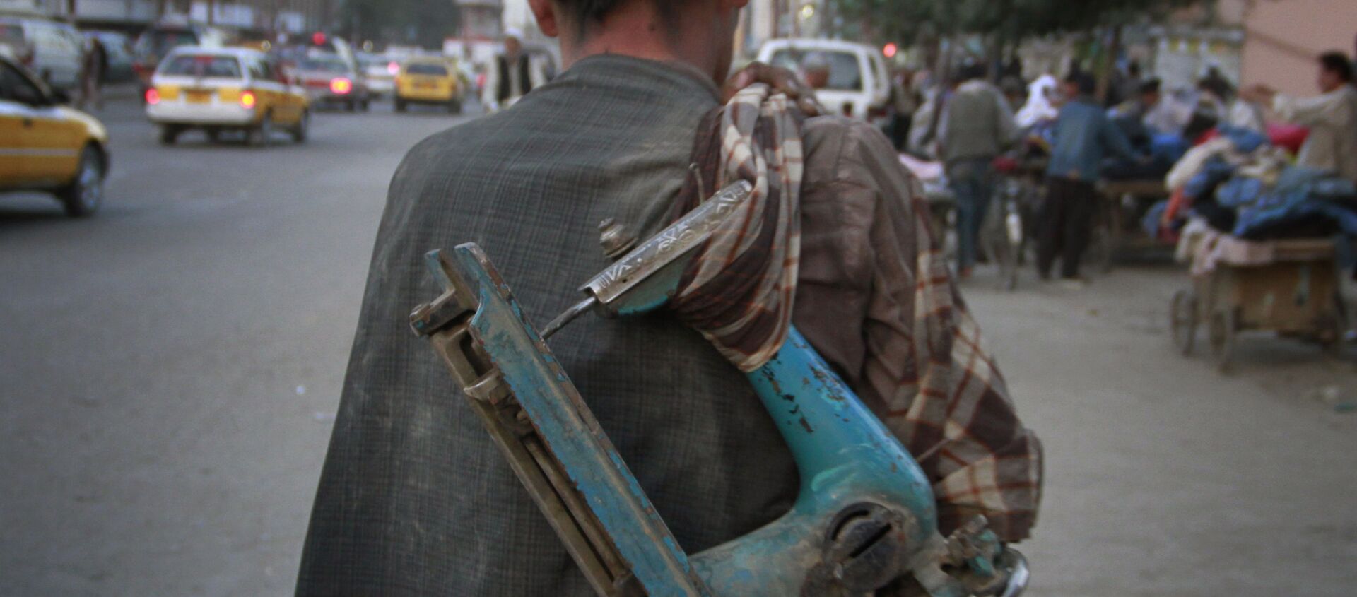 Афганец несет сломанную старую швейную машинку на продажу в Кабуле - 俄羅斯衛星通訊社, 1920, 09.07.2021