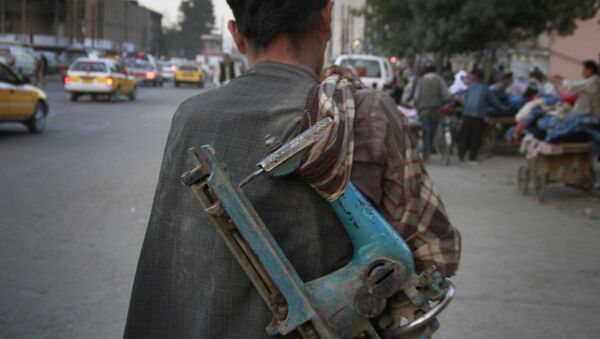 Афганец несет сломанную старую швейную машинку на продажу в Кабуле - 俄罗斯卫星通讯社