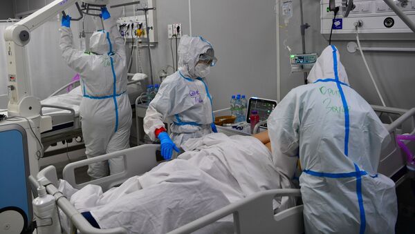 Медицинские работники и пациенты во временном госпитале для пациентов с COVID-19 в Москве  - 俄羅斯衛星通訊社