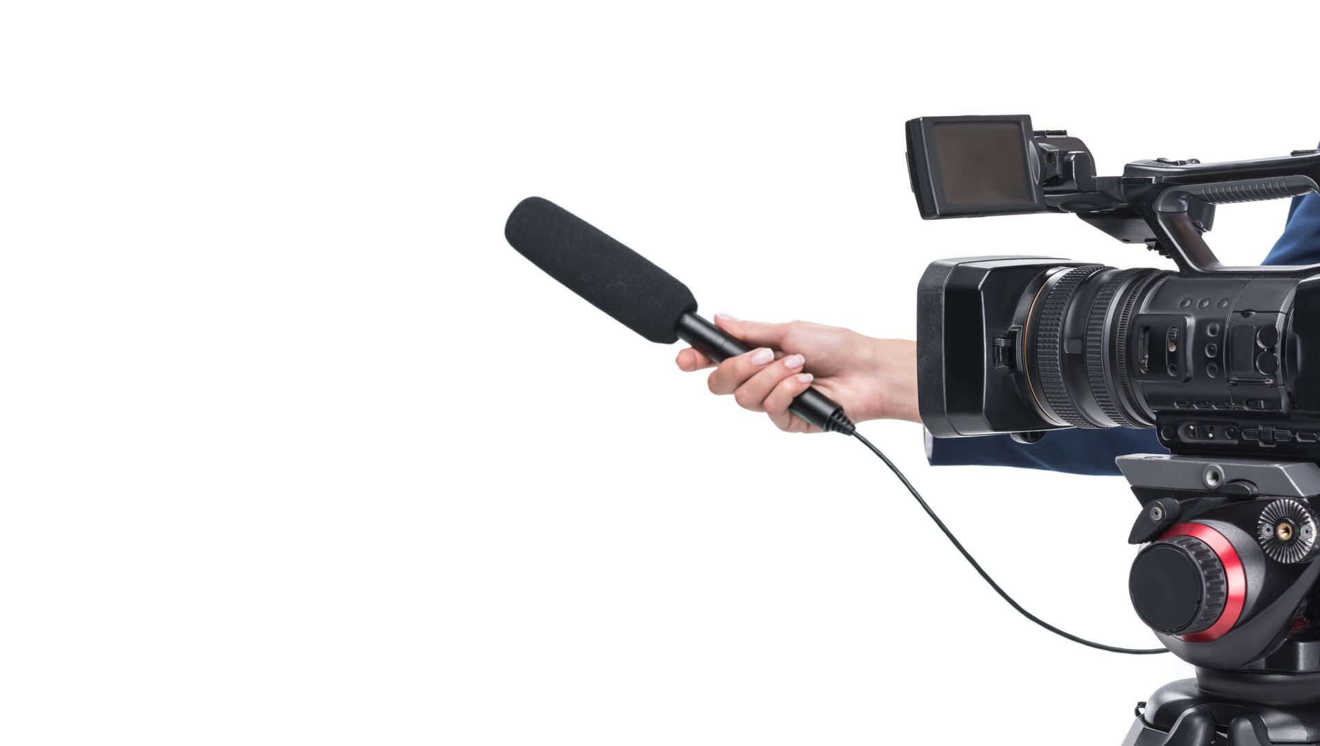 Видеокамера и рука с микрофоном на белом фоне - 俄羅斯衛星通訊社, 1920, 09.12.2021