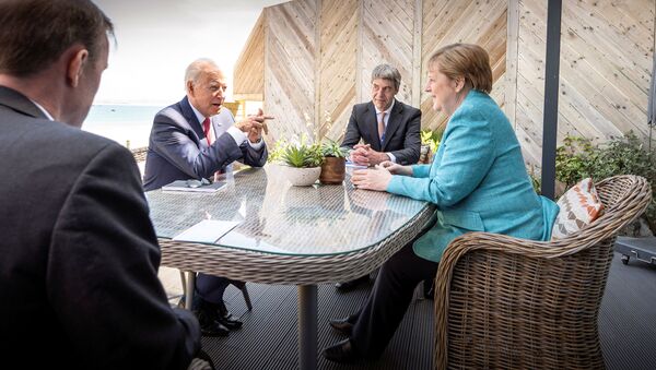 Президент США Джо Байден и канцлер Германии Ангела Меркель на саммите G7 в Корнуолле - 俄羅斯衛星通訊社