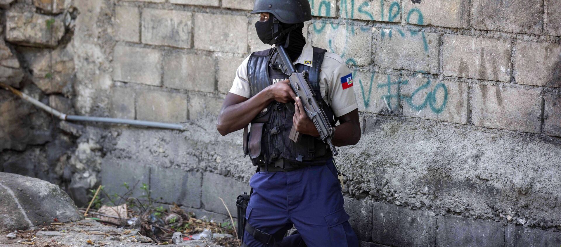 Полиция обыскивает район Морн-Кальвер в Песьон-Виле в поисках подозреваемых в убийстве президента Гаити Жовенеля Моиза в Порт-о-Пренсе, Гаити - 俄罗斯卫星通讯社, 1920, 14.07.2021