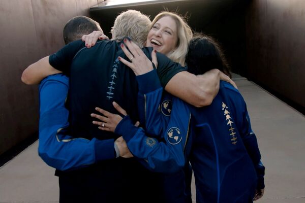 維珍銀河首席宇航員教官貝絲·摩西擁抱理查德·布蘭森和其他乘員。 - 俄羅斯衛星通訊社