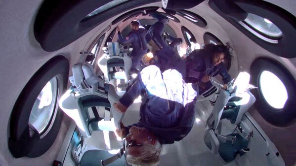 亿万富翁理查德·布兰森搭乘维珍银河 VSS Unity 太空客机“零重力”飞行。
 - 俄罗斯卫星通讯社
