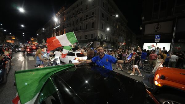 媒體：米蘭15人在慶祝意大利歐錦賽獲勝期間受傷 - 俄羅斯衛星通訊社