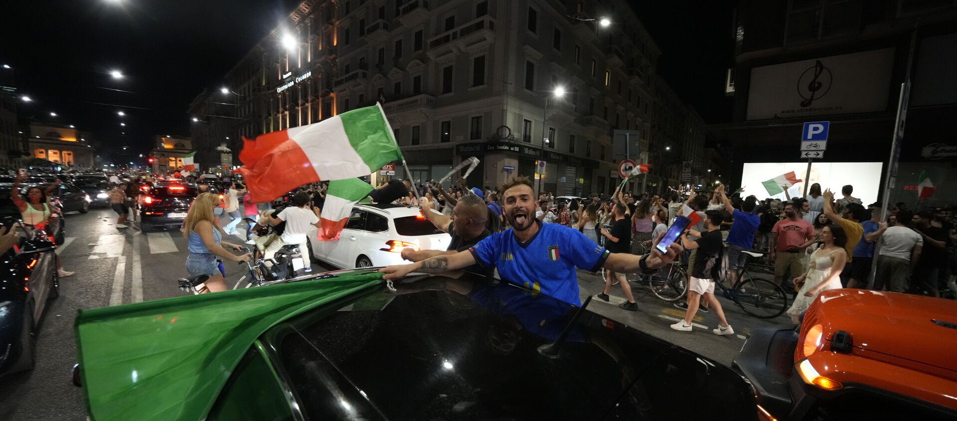 媒体：米兰15人在庆祝意大利欧锦赛获胜期间受伤 - 俄罗斯卫星通讯社, 1920, 12.07.2021