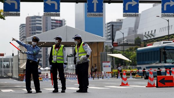 Полицейские у въезда в Олимпийскую деревню в Токио  - 俄罗斯卫星通讯社