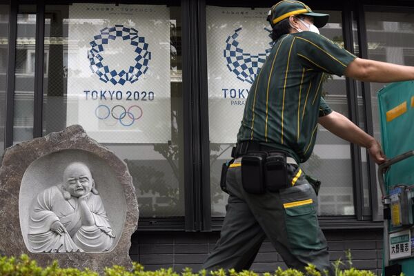 2020年东京奥运会和残奥会海报前的快递员 - 俄罗斯卫星通讯社