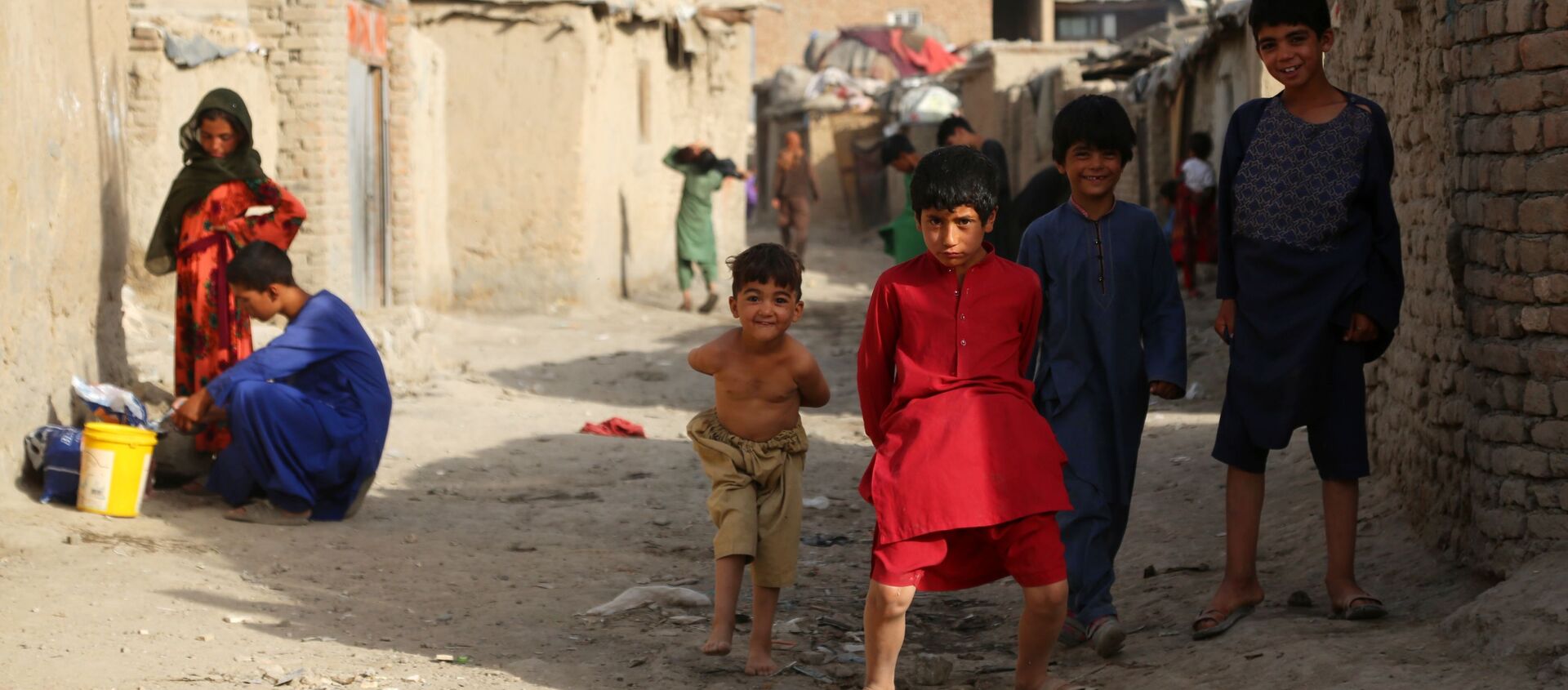 Дети во временном лагере для пострадавших в результате боевых действий, на одной из улиц Кабула - 俄羅斯衛星通訊社, 1920, 11.12.2021