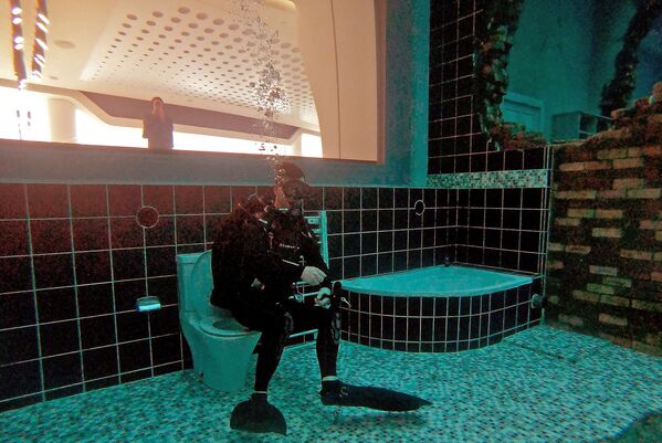 水下购物与水下骑行自行车：世界最深的迪拜潜水泳池 - 俄罗斯卫星通讯社